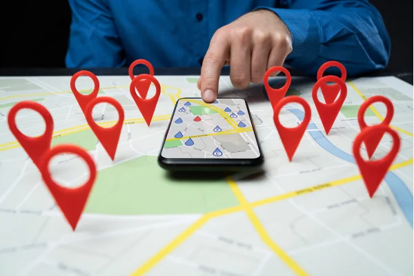 Mapa local con marcadores de ubicación