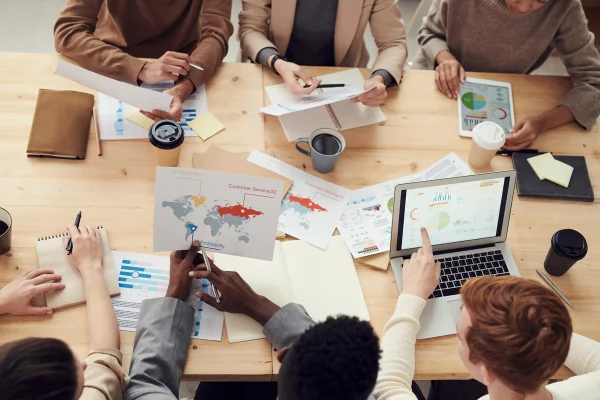 Personas revisando un mapa para definir área de influencia local