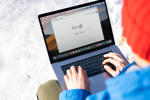 Usuario escribiendo reseña en Google Business Profile